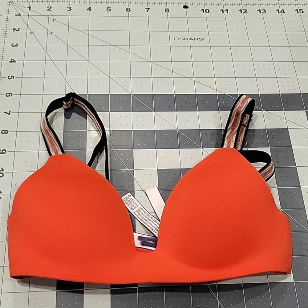 VS size 30B. EUC. Lightly lined wireless t-shirt bra with transition straps.